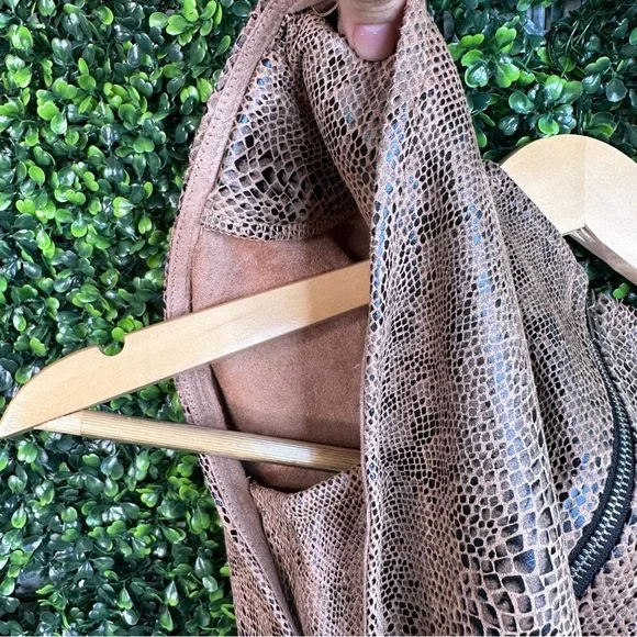 Brown snake print shoulder pad bodysuit nwt - Picture 4 of 6